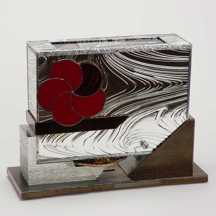 万華鏡作家 中里保子の紅花流水紋外観